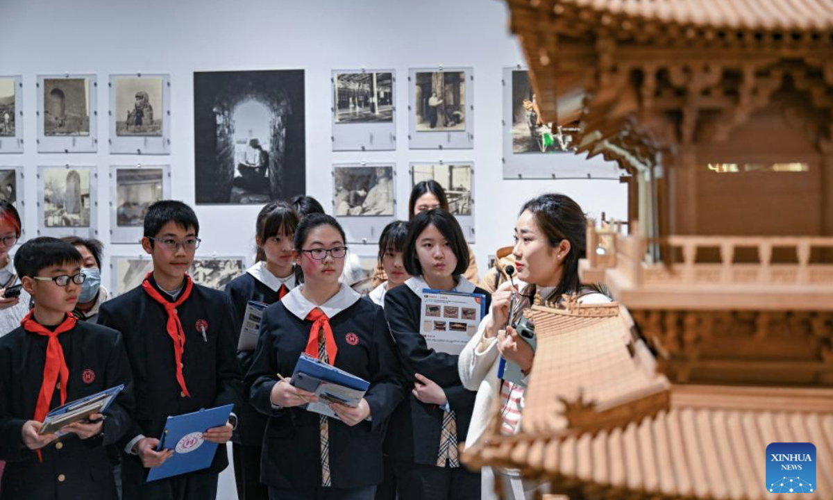 展国际交流